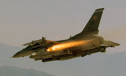 F-16戰(zhàn)斗機(jī)發(fā)射AGM-65空對(duì)地導(dǎo)彈(資料圖) F-16戰(zhàn)斗機(jī)發(fā)射AGM-65空對(duì)地導(dǎo)彈(資料圖)