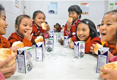 ��12��13�������Ϝ�Դ�h����С�W(xu��)�ĺ��ӂ����ڳԠI�B(y��ng)�������(d��ng)�յ������һ�K�����һ�м�ţ����