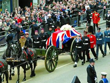 4��17������Ӣ���׶��������ʼ��T���ڱ���o�����Р����˵��`��ǰ��ʥ���_������� ���A��/·͸