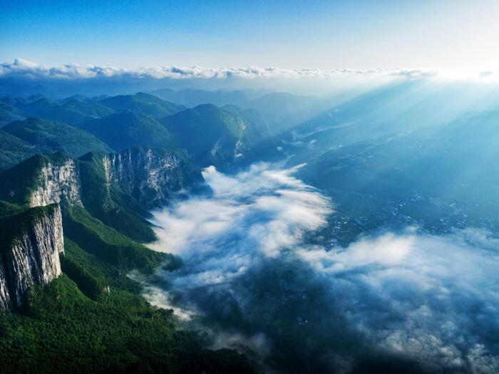 峽谷云海翻滾風(fēng)景如畫