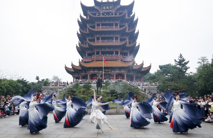 賞景、逛展、看表演 民眾樂享假期