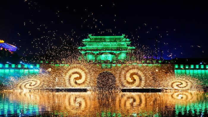 河南開封：非遺火壺、打鐵花同臺(tái)“綻放”