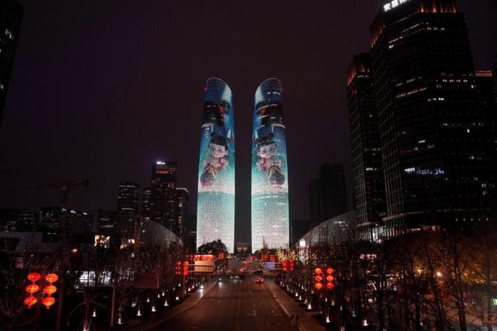 成都點亮地標 慶祝《哪吒之魔童鬧?！房偲狈客黄?00億元