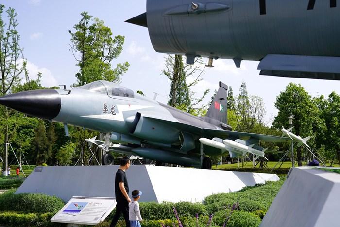 四川成都：“中國戰(zhàn)機(jī)”引市民游客參觀打卡