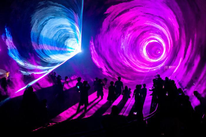 湖北武漢：“光影奇幻夜”熱力全開(kāi)點(diǎn)亮夏夜