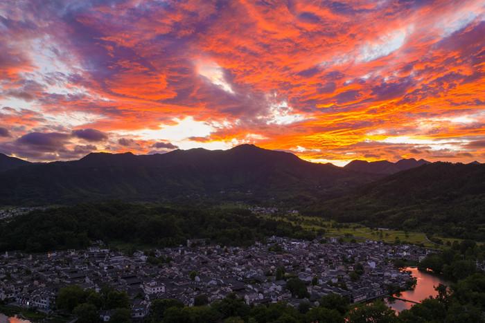 朝霞染宏村 盛夏徽韻入畫(huà)來(lái)