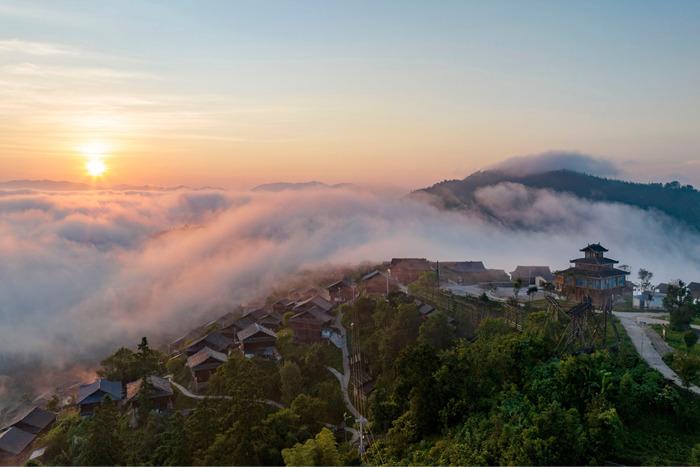 貴州從江：晨霧朝霞映苗寨