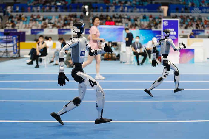 世界人形機器人運動會：“百米飛人”激戰(zhàn)