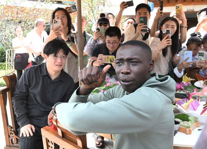 “無語哥”現(xiàn)身重慶體驗地道“中國味”