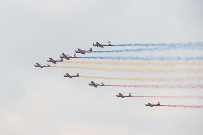 中外多支飛行表演隊(duì)上演“空中大秀”