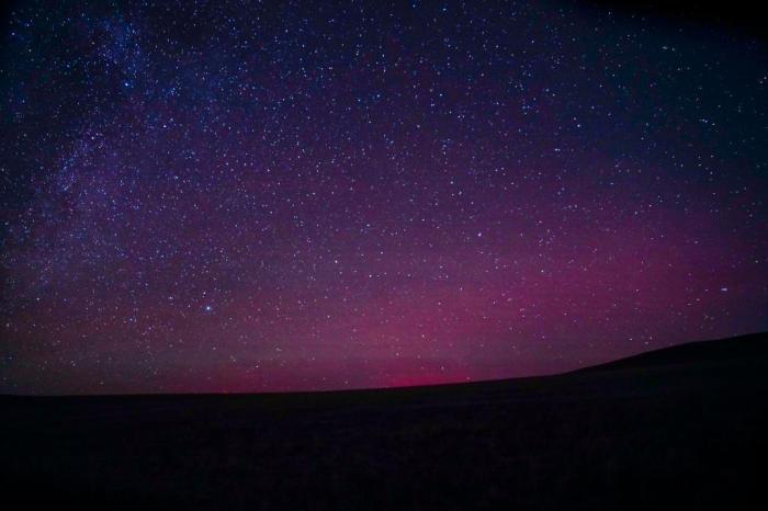 極光、銀河、流星共舞草原夜空	
