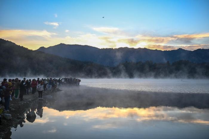 安徽奇墅湖晨霧縹緲 水墨畫(huà)境引客來(lái)