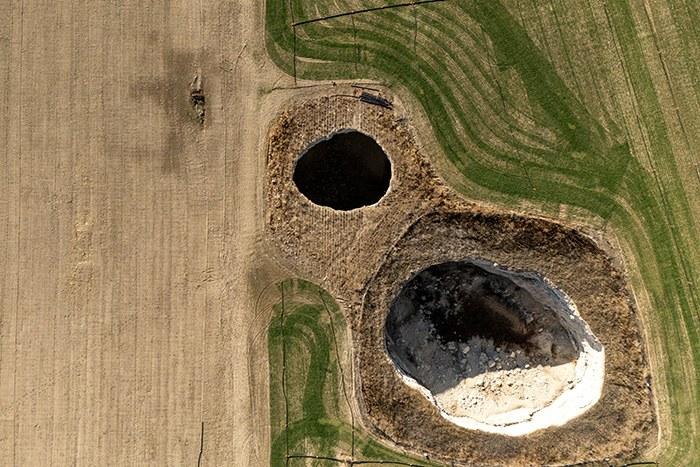 土耳其農(nóng)業(yè)區(qū)現(xiàn)數(shù)百個(gè)地面塌陷坑