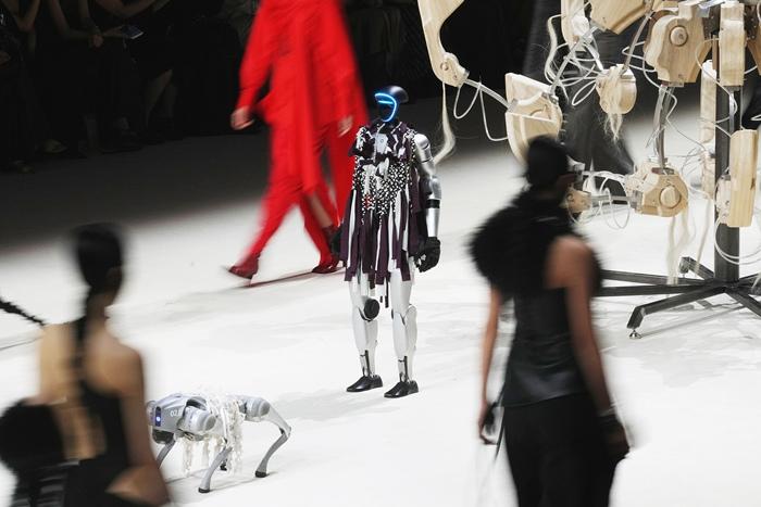 2025 | 人形機(jī)器人全面“出圈”：在秀、在跑、在思考