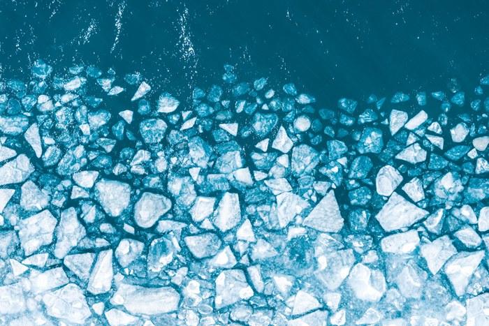 西藏山南：普莫雍措冰推似鉆鑲嵌藍湖