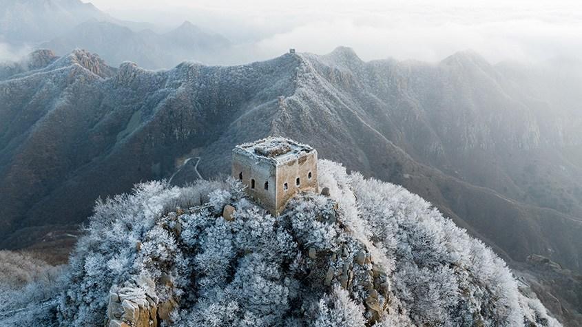 河北秦皇島：板廠峪長城現(xiàn)霧凇美景