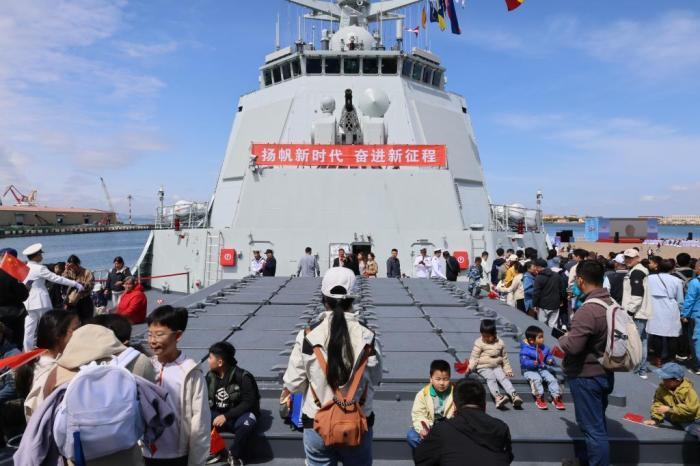 山東青島：民眾參觀海軍艦艇感受強(qiáng)大國防