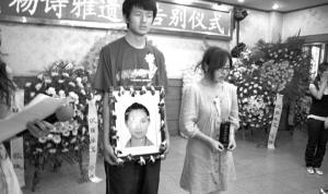 ��W�������ܚ�Ůͬ�W�m(x��):�ܺ���ĸ�H�W��׷��