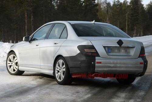 預(yù)計(jì)年底上市 2011款奔馳C級(jí)清晰諜照