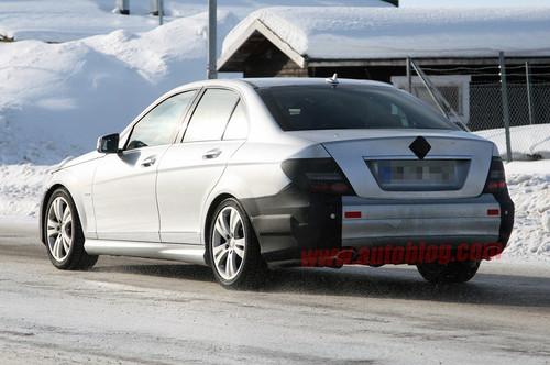 預(yù)計(jì)年底上市 2011款奔馳C級(jí)清晰諜照