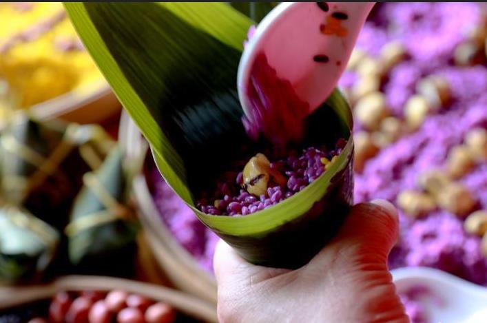 五色粽子你吃過嗎？廣西壯族民眾趕制特色粽子迎端午