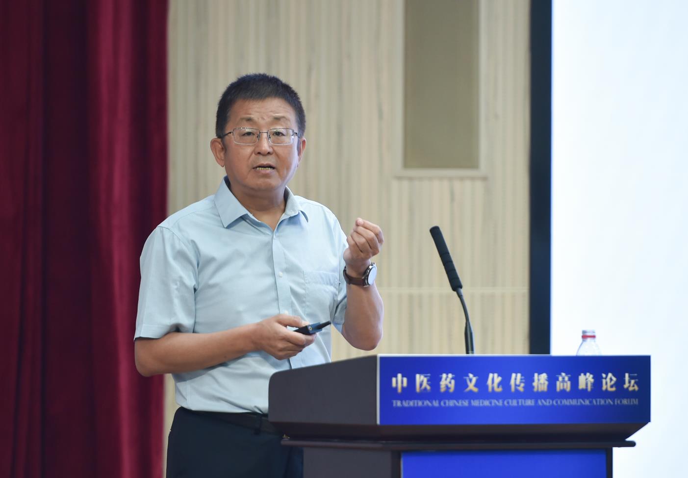 中國中醫(yī)科學(xué)院原院長、首席研究員、中國非物質(zhì)文化遺產(chǎn)保護(hù)協(xié)會副會長兼中醫(yī)藥委員會會長曹洪欣發(fā)表主旨演講。