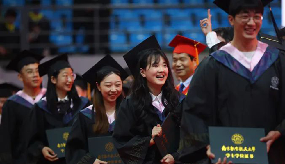 不想生不敢老？中國尋解“成長中的煩惱”