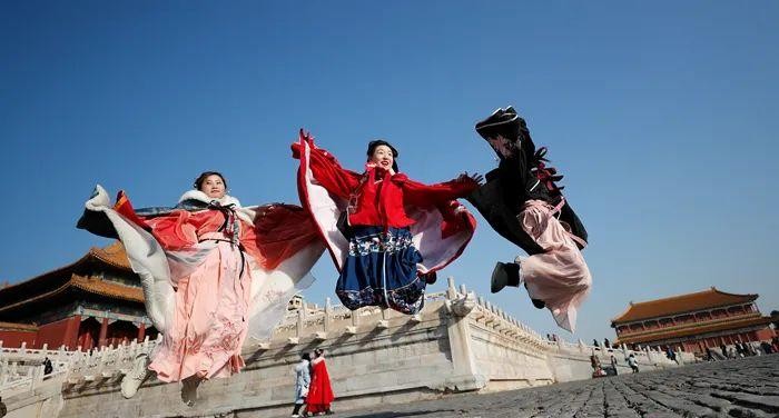 國潮俘獲“Z世代”，中國人審美旨趣向內(nèi)看