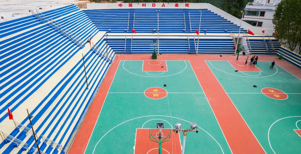 探訪“天下苗族第一縣”：“村BA”爆火背后是民族的交往交流交融<p>貴州省黔東南苗族侗族自治州臺(tái)江縣民族村寨臺(tái)盤村，對(duì)于籃球的熱愛是刻在骨子里的。見到村里高齡籃球愛好者陸大江時(shí)，他正打算前往“村BA”網(wǎng)紅籃球場了解改擴(kuò)建后的最新進(jìn)展，“我家里還有球衣和籃球，新球場弄好后要約上老伙計(jì)們?nèi)ヒ徽癸L(fēng)采?！?p>