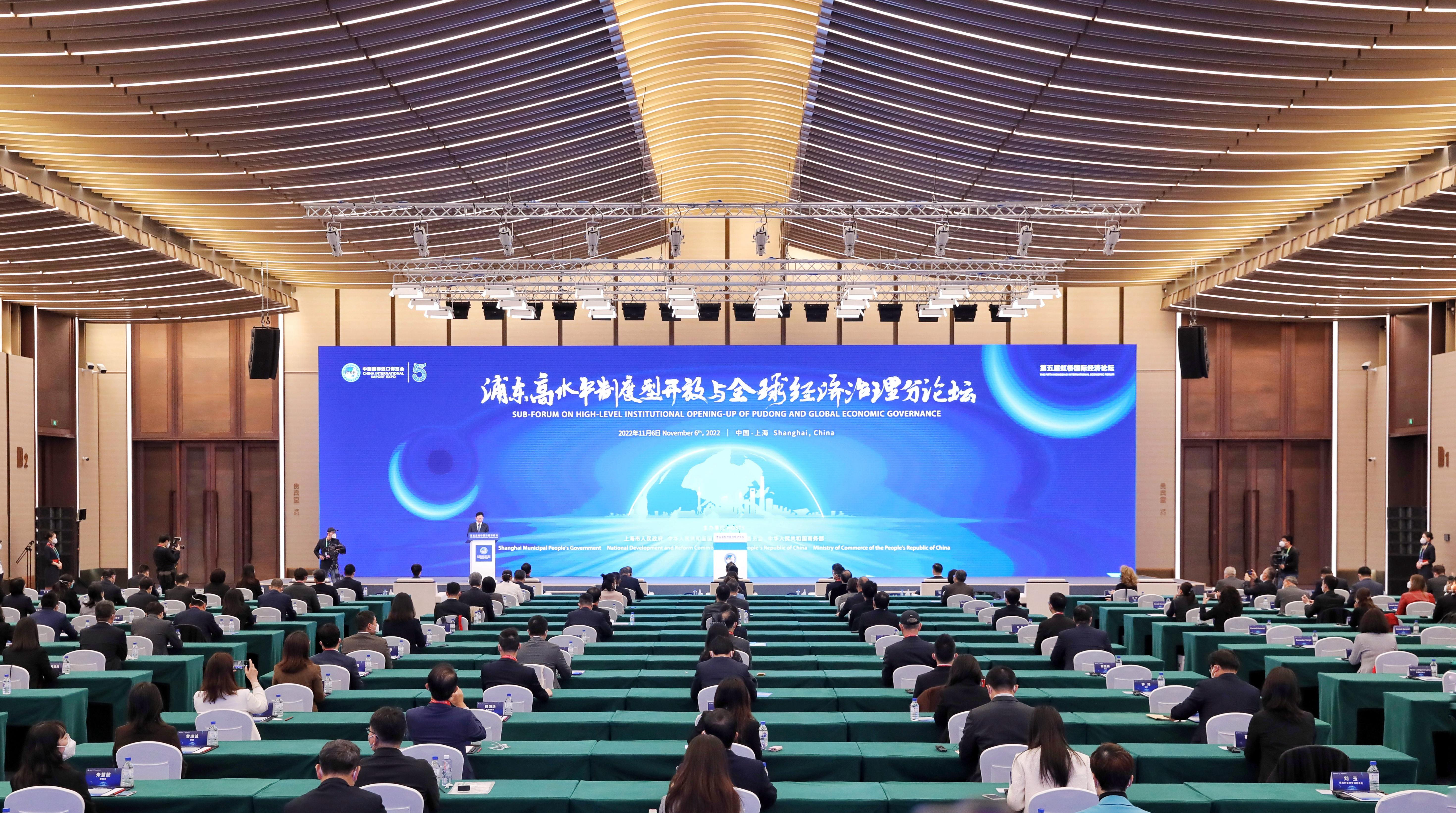 <h2>全球市場(chǎng)主體“解碼”浦東引力</h2><p>作為中國(guó)改革開放的一面旗幟，浦東始終挺立在對(duì)外開放的最前沿。對(duì)于全球的市場(chǎng)主體而言，浦東有著非同一般的引力。</p>