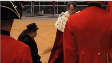 英女王參加撒切爾葬禮險(xiǎn)被砍“行兇者”渾然不覺