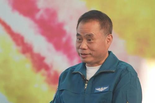 殲-15首飛前夜，他們?yōu)楹我堅囷w員吃飯？