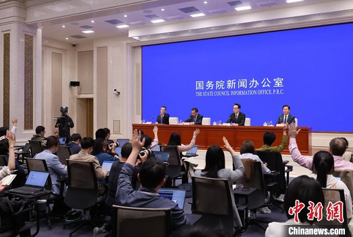 4月17日，中國國務(wù)院新聞辦公室在北京舉行新聞發(fā)布會，國家發(fā)展改革委副主任劉蘇社，副秘書長、國民經(jīng)濟綜合司司長袁達，政策研究室主任金賢東解讀宏觀經(jīng)濟形勢和政策，并答記者問。 <a target='_blank' href='/'>中新社</a>記者 楊可佳 攝