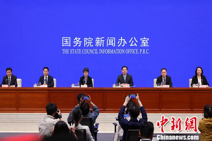 4月19日，中國國務(wù)院新聞辦公室在北京舉行新聞發(fā)布會(huì)，商務(wù)部副部長郭婷婷、商務(wù)部綜合司司長楊濤、市場運(yùn)行和消費(fèi)促進(jìn)司司長徐興鋒、對外貿(mào)易司司長李興乾、外國投資管理司負(fù)責(zé)人吉小楓介紹2024年一季度商務(wù)運(yùn)行及工作情況，并答記者問。 <a target='_blank' href='/'>中新社</a>記者 楊可佳 攝 