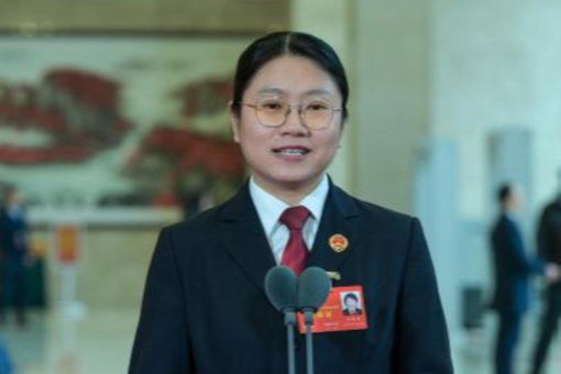 四川省人大代表尹鶴鳴：用愛(ài)與法律為未成年人撐起溫暖天空