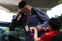 姚明抵達(dá)博鰲參加博鰲亞洲論壇2011年會