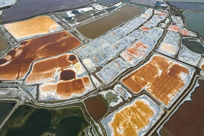 山西運(yùn)城鹽湖色彩斑斕 空中俯瞰宛如調(diào)色盤