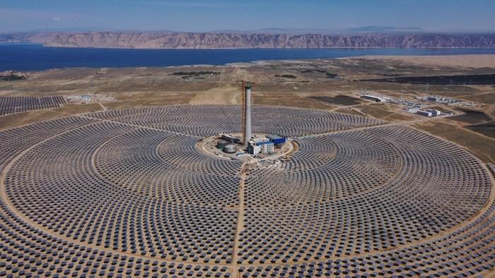 中電建共和100萬(wàn)千瓦光伏光熱項(xiàng)目吸熱塔封頂