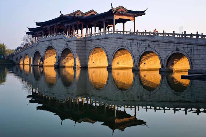 驚艷！蘇州金雞湖上演“金光穿洞”冬日景觀