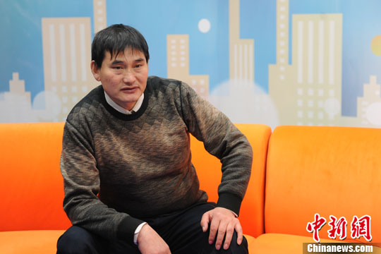 大衣哥為慈善賣大衣否認(rèn)炒作:做得再對(duì)也有人說